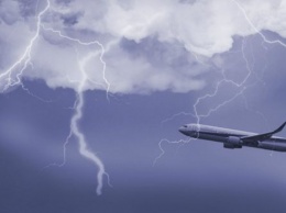 Пассажиры рыдали и прощались с жизнью: над Львовом молния угодила прямо в самолет - подробности