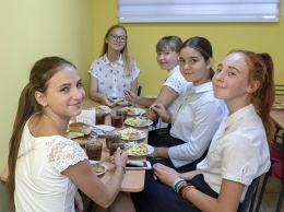 В Кирилловке, в отличии от Мелитополя все школьники получают бесплатное питание за счет бюджета