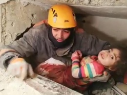 В Турции спасли двухлетнюю девочку, которая 28 часов провела под завалами