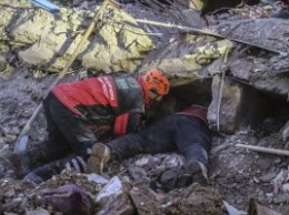 Землетрясение в Турции: 38 погибших, мать с двухлетним ребенком вытащили из-под завалов спустя 28 часов