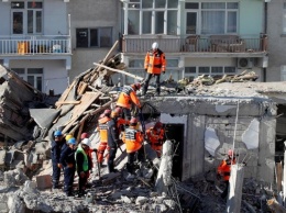 Землетрясение в Турции: спустя сутки из-под завалов достали мать с ребенком (видео)