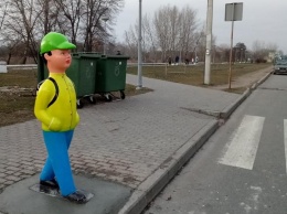В Днепре возле пешеходного перехода установили фигуры детей