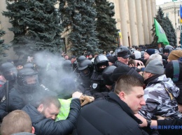 Возле Харьковской ОГА произошли столкновения, пострадали журналист и полицейский