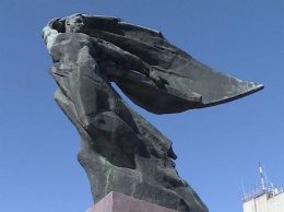 В Запорожской области Институт нацпамяти требует снести памятник перед мэрией