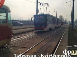 В Киеве трамвай прямо на ходу остался без колес