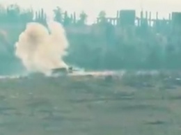 На видео сняли попадание ракеты в танк Т-72