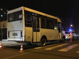 В Днепре маршрутка на переходе сбила женщину: видео ДТП