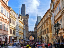 Прага хочет ограничить размещение туристов через Airbnb