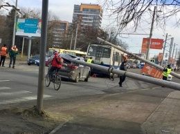 Во Львове две бетонных столба рухнули на троллейбус и авто