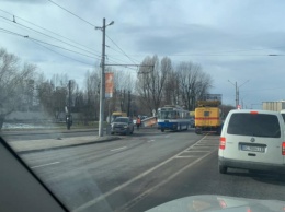 Во Львове две электроопоры упали на проезжую часть и повредили транспорт