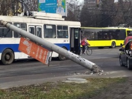 Во Львове две электроопоры упали на автомобили и троллейбус