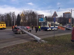Во Львове две электроопоры одна за другой упали на троллейбус и автомобиль