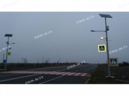 По дороге в Кирилловку пешеходные переходы оснастили солнечными панелями (фото)