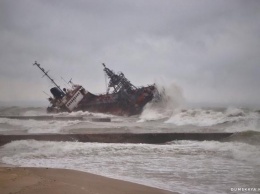Администрация морских портов до конца января начнет убирать с одесского пляжа затонувший танкер