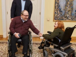 Геннадий Кернес вручил новую инвалидную коляску девушке, у которой такую же украли
