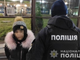 На Центральном ж/д вокзале в Киеве две девушки ограбили прохожую: подробности