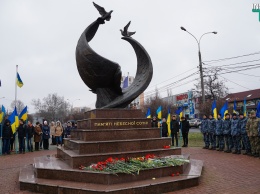 Годовщина легендарного сражения под Крутами: николаевцы почтили подвиг молодых украинцев (ФОТО)