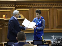 Грамотой и нагрудным знаком наградили криворожского серебряного призера зимних Олимпийских игр и его тренера