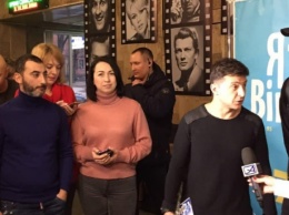 "Зачем показуха с конкурсом?": в сети нашли фото новоназначенной председателя Госкино с "кварталовцами"