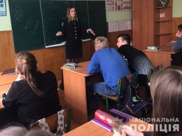 В Лубнах инспектор полиции с использованием теорий Хаббарда рассказала школьникам о наркотиках