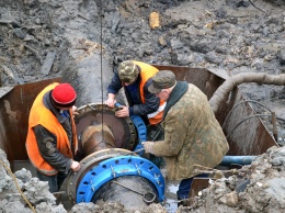 На Пересыпи прорвало магистральный водопровод: вода подтопила соседние дома