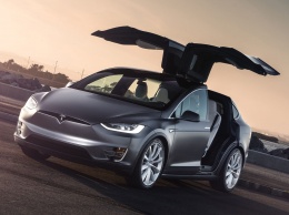 Посмотрите, как Tesla Model X эффектно перепрыгивает через «лежачего полицейского» (ВИДЕО)