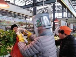 Вместо маски - каски и бутылки: неожиданные фото паникеров из Китая "рвут" соцсети