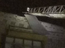 В Запорожье из-за сильного ветра с крыш многоэтажных домов сорвало металлические листы