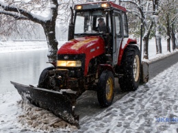 Гололедица и снег: дороги чистят более 800 единиц техники