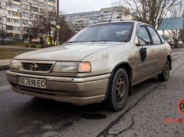 В Днепре на Донецком шоссе Opel зацепил девушку, которая шла по пешеходному переходу: пострадавшую забрала скорая