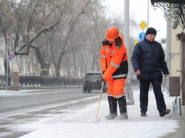 Коммунальщики рассказали, чем обрабатывают улицы Киева
