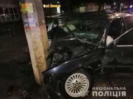 В Николаеве водитель на BMW врезался в электрический столб