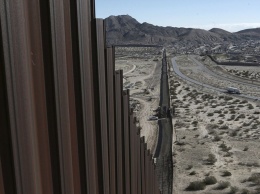 Сильный ветер разрушил часть "стены Трампа" на границе США и Мексики