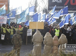 Люди в кандалах, плакаты и сцена: в Кривом Роге митинговали против новых законов о труде