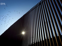 Из-за сильного ветра рухнула часть "стены Трампа" на границе США и Мексики