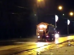 Минувшей ночью в Кривом Роге использовали 293 тонны посыпочного материала на дороги, - ВИДЕО