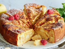 Десерт за полчаса: рецепт аппетитной шарлотки с яблоками
