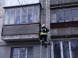 В Ирпене спасателям пришлось лезть в окно