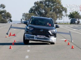 Обновленная Toyota RAV4 пересдала "лосиный тест": видео