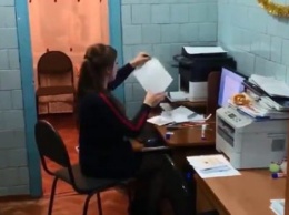 В красноярской школе учителей пересадили работать в туалет
