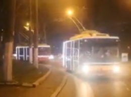 Пассажиры не поверили своим глазам - водители троллейбусов устроили махач прямо посреди дороги (видео)