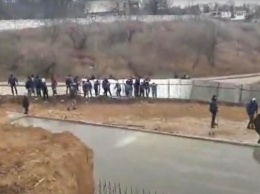 Активисты снова сломали забор на строительной площадке