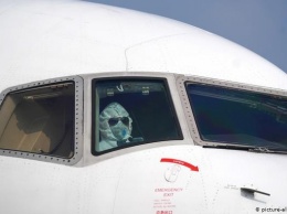 Изоляция Китая из-за коронавируса усиливается: авиаперевозчики отменяют рейсы
