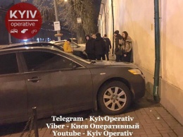 В Киеве прохожий изувечил припаркованный на тротуаре автомобиль