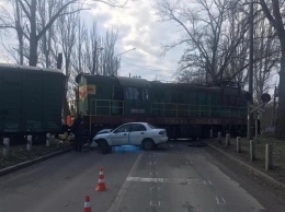 На Леваневского локомотив протаранил Ланос: водитель погиб