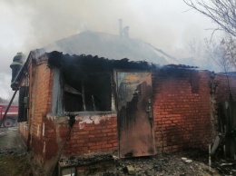 Под Харьковом спасатели несколько часов тушили пожар в частном доме, - ФОТО