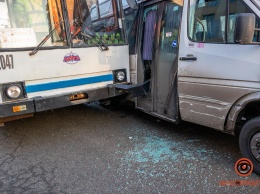 В Днепре на Гагарина столкнулись две машины и троллейбус