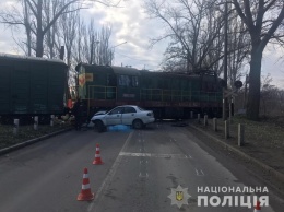 В Запорожье "Ланос" взял на таран локомотив: появилось видео (ФОТО, ВИДЕО)