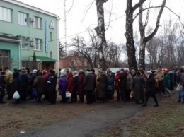 В Лубнах люди стоят в больших очередях, чтобы сверить платежки за газ