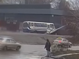 Дети рыдали: прямо за рулем скончался водитель школьного автобуса